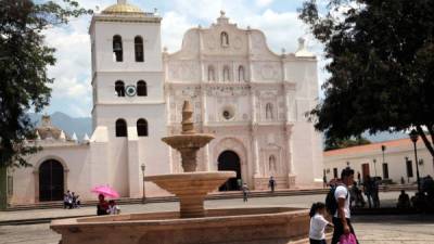 La catedral de Comayagua y su bello retablo. En el tercer piso se aloja el milenario reloj, instalado en 1715.