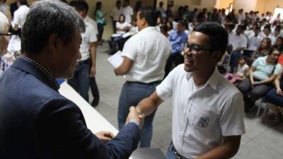 Un joven recibe su diploma. Foto: Jorge Monzón