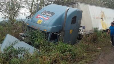 La rastra se salió de la carretera después de impactar contra el camión.