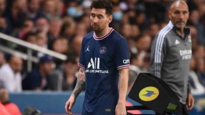 Lionel Messi fue sacado en pleno partido y eso generó tremendo impacto. Foto AFP.