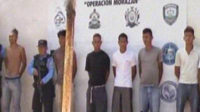 Los capturados son acusados de realizar asaltos en la comunidad de Brisas de la Libertad.