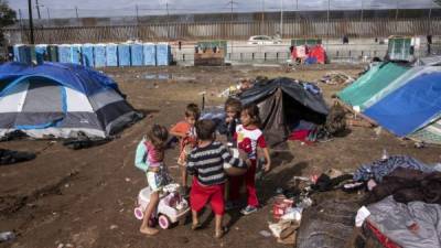 Los migrantes fueron trasladados de albergue por las condiciones de hacinamiento en las que se encontraban en Tijuana./AFP.