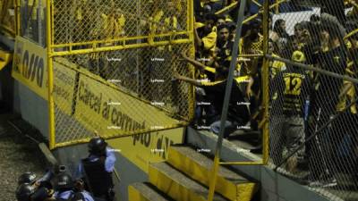 La barra del Real España ocasionó los disturbios el pasado sábado en el estadio Morazán de San Pedro Sula tras la derrota de 1-0 que sufrieron ante Olimpia. Foto Edwin Romero.
