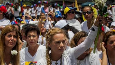 Lilian Tintori (centro) en marcha de este sábado seis de mayo junto a la mamá de Leopoldo López,Antonieta Mendoza (segunda del lado izquierdo).Foto:EFE.