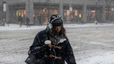La primera recomendación es, si es posible, evitar andar en la calle. A giant winter 'bomb cyclone' walloped the US East Coast on Thursday with freezing cold and heavy snow, forcing thousands of flight cancellations and widespread school closures -- and even prompting the US Senate to cancel votes for the rest of the week. / AFP PHOTO / Jewel SAMAD