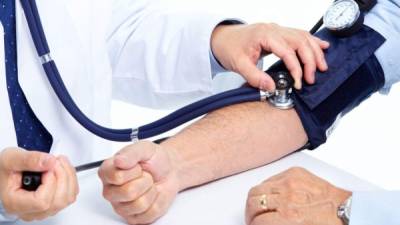 Los hipertensos deben aprender a mantener un buen control de la presión arterial.