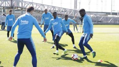 Ousmane Dembelé (centro) participó este jueves en el los trabajos con pelota que tuvo el Barcelona.