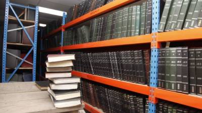 Es común ver en los pasillos del IP los libros de registro amontonados en el piso.
