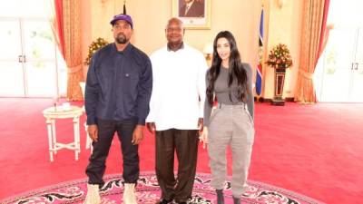 El rapero Kanye West (i) y Kim Kardashian (d) posan junto al presidente de Uganda Yoweri Museveni (c). AFP