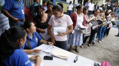 Las personas de escasos recursos, en su mayoría madres solteras, son las que reciben el bono.