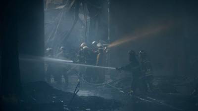 Los bomberos continuaban buscando restos de víctimas en los escombros de la fábrica.