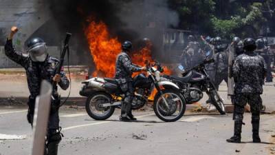 Fotografía de una explosión en medio de varios policías motorizados en inmediaciones de la Plaza Altamira de Caracas (Venezuela). EFE