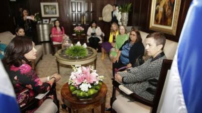 La Primera Dama de Honduras, Ana García de Hernández se reunió con la secretaria de Inclusión Social de El Salvador, Vanda Pignato.