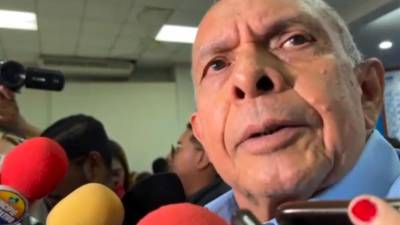 El expresidente de Honduras Porfirio Lobo dando declaraciones a periodistas.