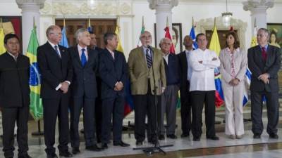 El secretario ejecutivo de la Mesa de la Unidad Democrática (MUD), Ramón Guillermo Aveledo (c), acompañado de los cancilleres de la región.