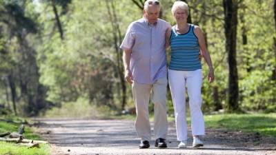 Caminar puede ayudar a mantenerse saludable y mejorar el equilibrio.