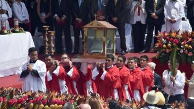 Oscar Arnulfo Romero, símbolo de una iglesia identificada con los pobres, fue proclamado beato este sábado en una masiva ceremonia en la capital de su país, a 35 años de su muerte. Foto AFP.