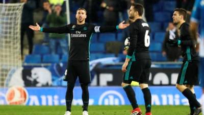 Sergio Ramos y la plantilla del Real Madrid lamentando la derrota. FOTO EFE/Alejandro García