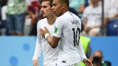 Griezmann festejando su diana con el joven Mbappé. FOTO AFP