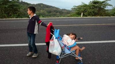 Los integrantes de la caravana de migrantes que entraron a México el 19 de octubre retomaron a pie desde las primeras horas del día las carreteras del sur del estado de Veracruz en su camino hacia Estados Unidos, luego de que los buses prometidos por las autoridades locales no llegaran al lugar.