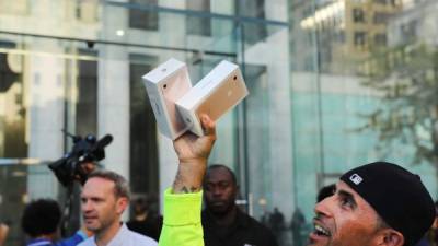 Uno de los primeros clientes que logró hacerse con el iPhone 7 en la ciudad de Nueva York.