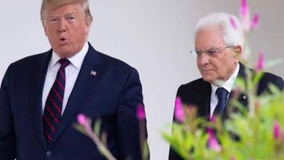 El presidente de los Estados Unidos, Donald J. Trump, camina con el presidente de Italia, Sergio Mattarella.