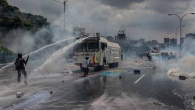 Manifestantes se enfrentan a la Policía hoy miércoles 10 de mayo de 2017, en la principal autopista de la capital, la Francisco Fajardo, en Caracas (Venezuela). EFE