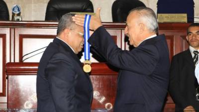 El premio Rosario Sagastume de Ferrari se reconoce la destacada carrera profesional de Eduardo Maldonado, ex cronista parlamentario que ahora dirige con singular estilo su propio canal de televisión.