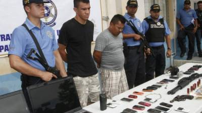 Denis Chinchilla y Eddie Bryan Aguilar fueron capturados ayer y les decomisaron armas, celulares y computadoras .