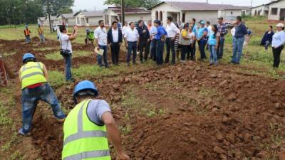 Ayer inició la construcción de 100 viviendas más, faltarían 140 para cubrir el total.