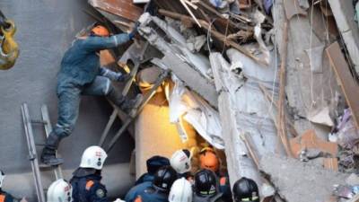 Miembros de los servicios de rescate rusos retiran escombros de un edificio derrumbado el lunes en la ciudad de Magnitogorsk, en la región de los Urales (Rusia). EFE/Ministerio de Situaciones de Emergencia