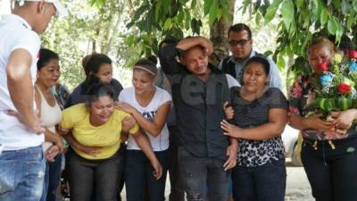 La madre de los menores sufre la pérdida de sus dos hijos menores durante el entierro..