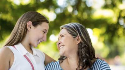 Las hormonas son parte del fenómeno de la adolescencia, que incluye el entorno, la maduración y la crisis de identidad.