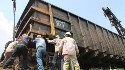 Los vagones del tren descarrilados ya fueron levantados. Rehabilitan la vía férrea.