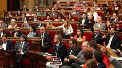 El pleno del Parlament, vota hoy en medio de las protestas de algunos diputados, que se amplíe a la orden del día del pleno para incluir la ley del referéndum. EFE