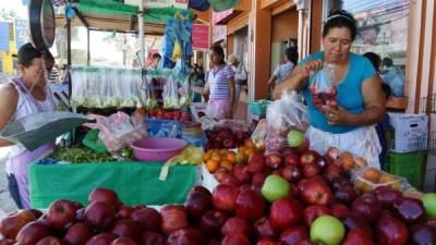 Las frutas como las manzanas están entre los productos de mayor movimiento en este temporada. Fotos: Amílcar Izaguirre.