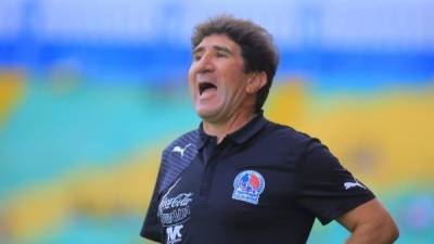 El técnico de Olimpia, Héctor Vargas, salió molesto después de caer 0-2 ante el Real Sociedad.