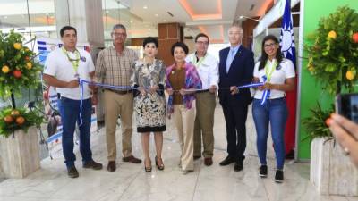 La cadena citrícola, la embajadora de Taiwán y la designada presidencial María Antonia Rivera en el corte de la cinta. El foro reúne a productores y empresas comerciales. Fotos: Moisés Valenzuela