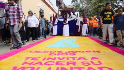 Miles de visitantes y locales de Comayagua participaron en una de las principales actividades religiosas de la Semana Santa: el viacrucis.