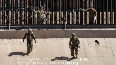 El Ejército de Estados Unidos reforzó la valla de seguridad en la frontera entre El Paso, Texas, y Ciudad Juárez, México, para frenar el cruce de inmigrantes indocumentados que se ha disparado en ese estado en los últimos meses.