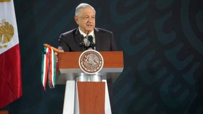 El presidente de México, Andrés Manuel López Obrador, habla este viernes durante su conferencia de prensa matutina en la ciudad de Oaxaca (México). EFE/Daniel Ricardez