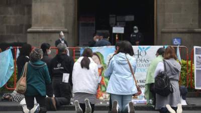 Conservadores religiosos, rezan hoy en las afueras de la Suprema Corte de Justicia. EFE.