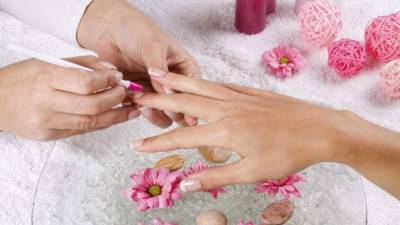 La exposición a químicos provenientes de los productos para manicure pueden afectar la salud.