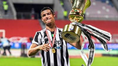 Cristiano Ronaldo sigue haciendo historia en el fútbol. El portugués feliz con el trofeo de la Copa Italia. Foto AFP