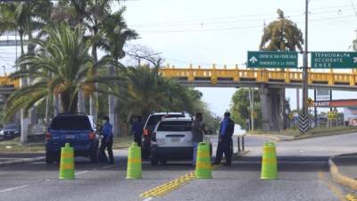 Los retenes estuvieron en diferentes puntos de San Pedro Sula. FOTO: MOISÉS VALENZUELA