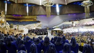 Fieles de la iglesia la Luz del Mundo participan en la ceremonia de bautizo en el marco de la “Santa Convocación”, en la ciudad de Guadalajara, estado de Jalisco (México). EFE