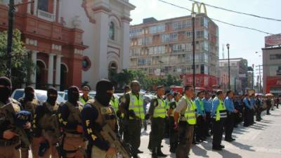 Los agentes de distintas instituciones durante la inauguración. Foto: Cristina Santos.