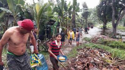 Decenas de personas ha comenzado a evacuar sus viviendas debido al temporal.