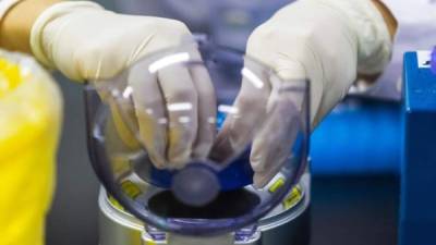 Un técnico trabaja en el laboratorio de investigación de ADN para la secuenciación de genes, en Nanjing, China. EFE/Archivo