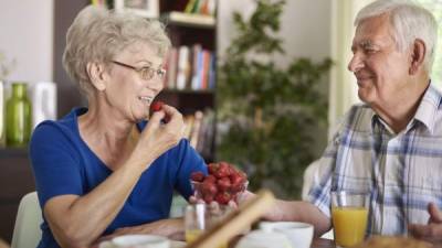 El adulto mayor debe ingerir cinco porciones de frutas y verduras diarias, ya sea en cualquier tiempo.